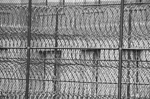 prison wire bw_D300050